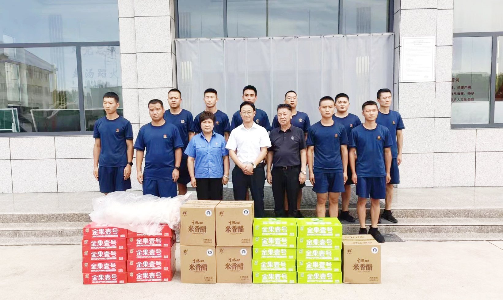 8.1金江副食帶著滿滿的關(guān)懷與誠摯的問候,分別前往工業(yè)園區(qū)消防支隊和崆峒區(qū)消防支隊,向英勇無畏的消防戰(zhàn)士們送上了最真摯的慰問。.jpg